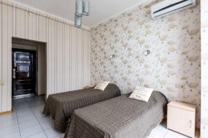 Апартаменты Светлана-Центр посуточно стандарт с панорамным окном кровати